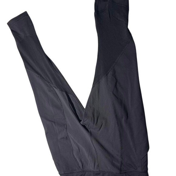 Black high-waisted Lululemon stretchy leggings with pockets - Picture 2 of 4